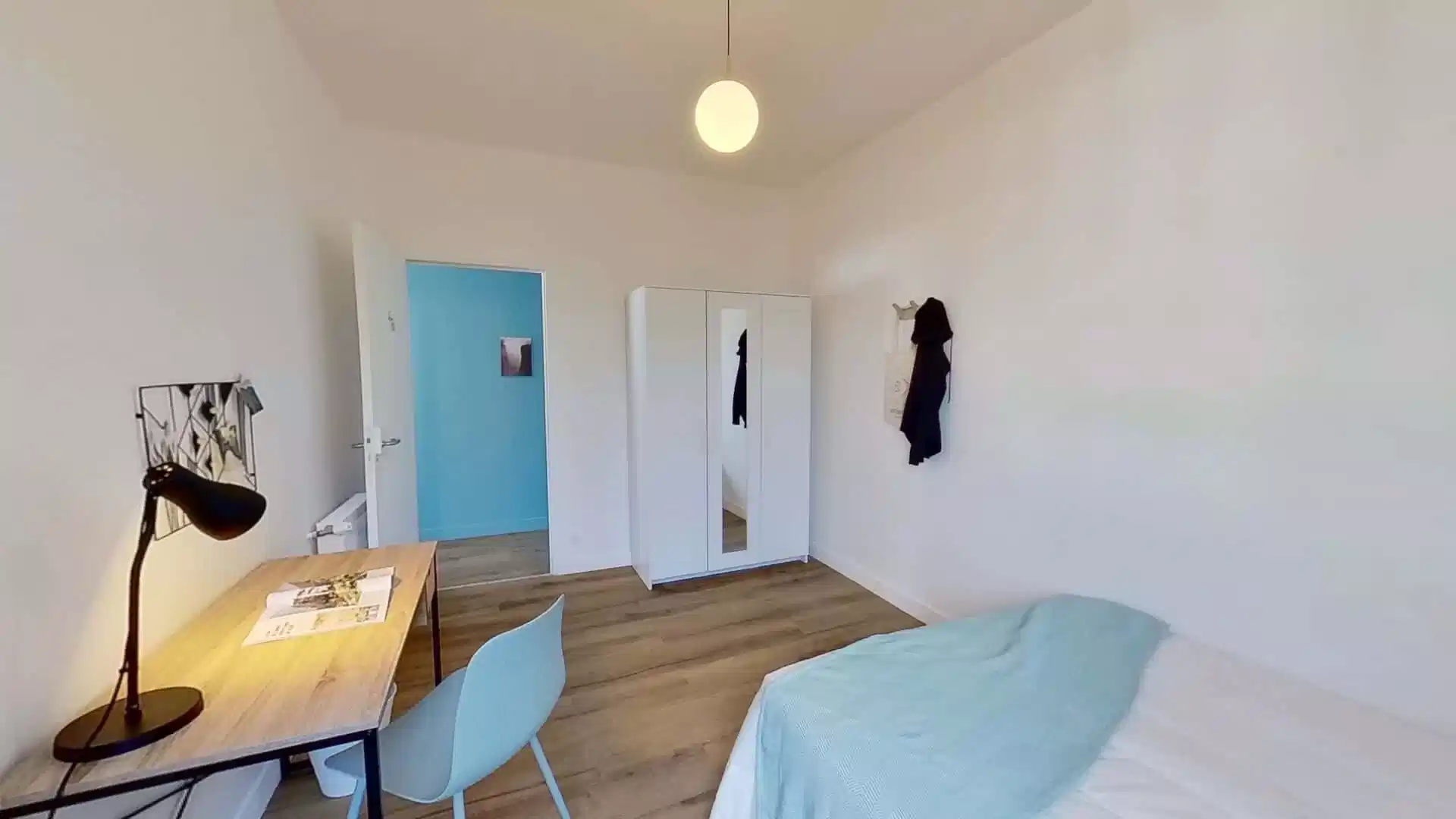 Common Area?w=400&h=260&fit=crop&q=40&auto=format&trim=auto