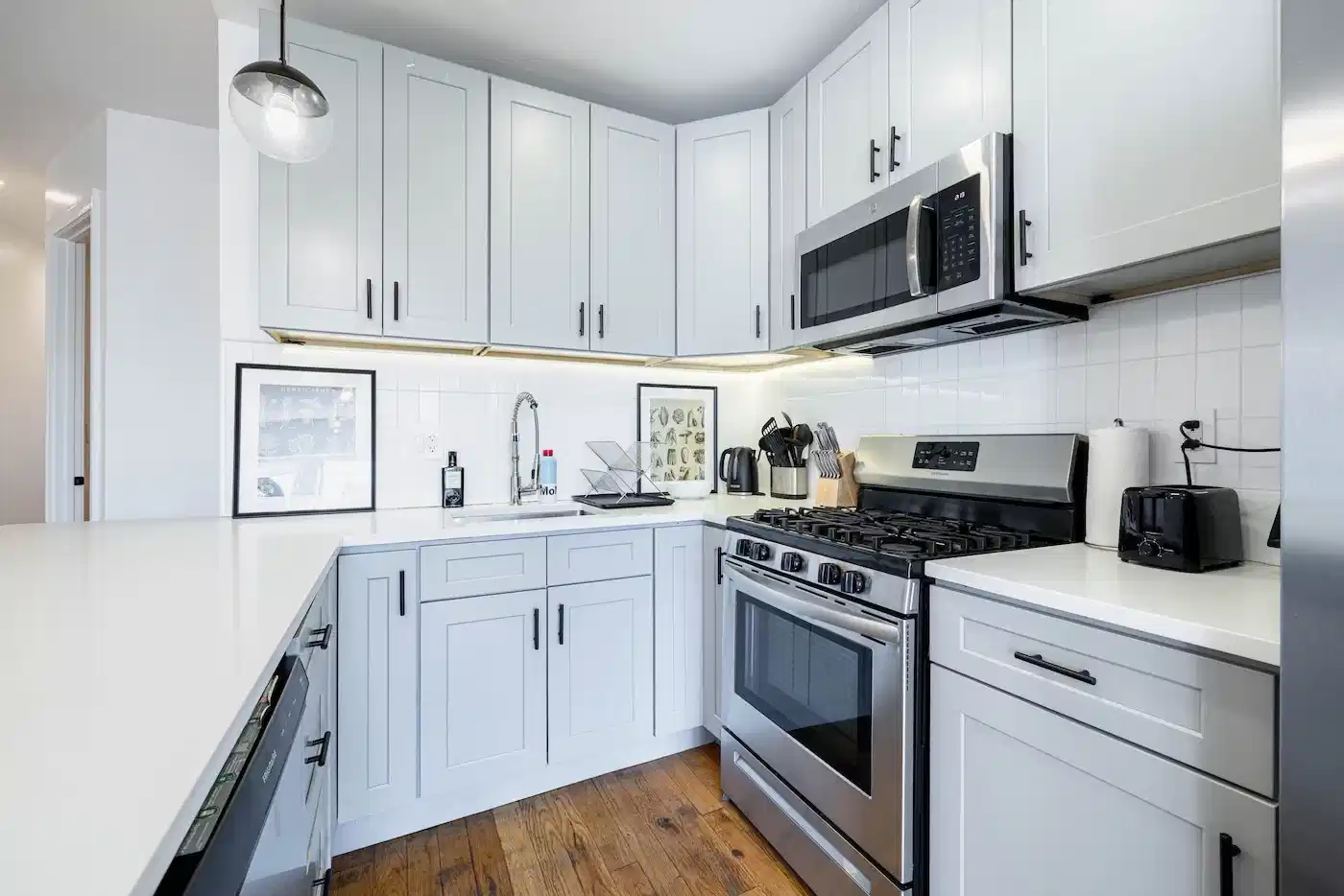 Amenities?w=400&h=260&fit=crop&q=40&auto=format&trim=auto