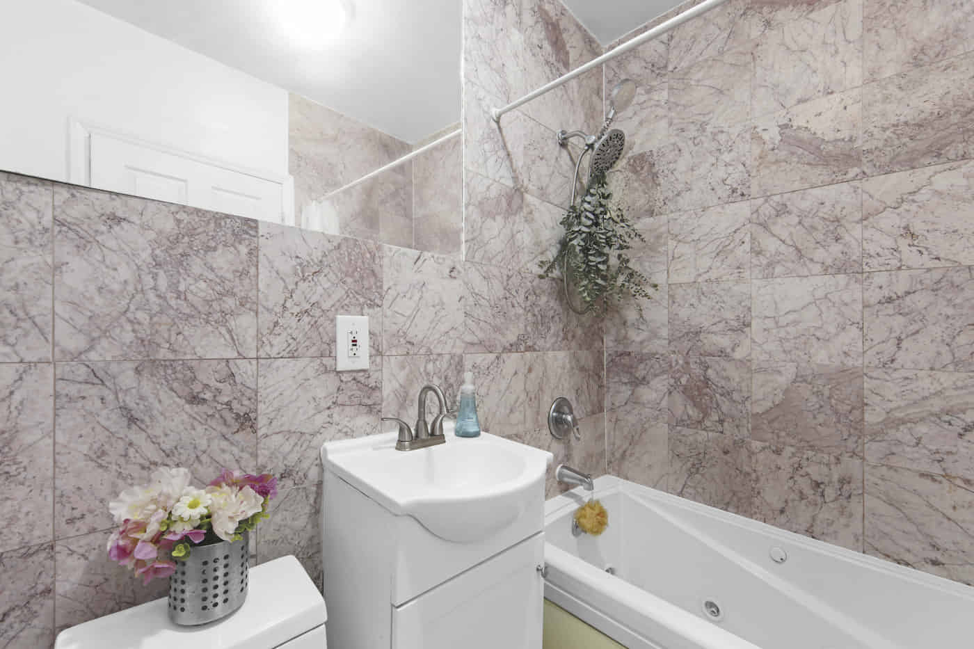 Common Area?w=400&h=260&fit=crop&q=40&auto=format&trim=auto