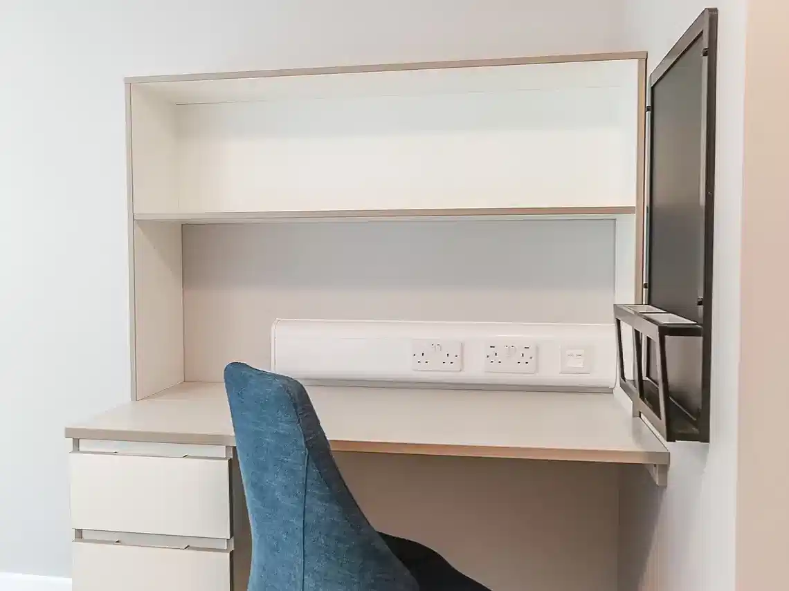 Common Area?w=400&h=260&fit=crop&q=40&auto=format&trim=auto