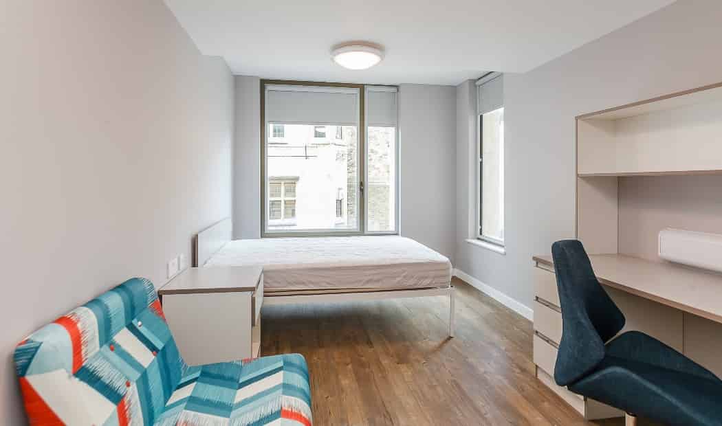 Bedroom?w=400&h=260&fit=crop&q=40&auto=format&trim=auto