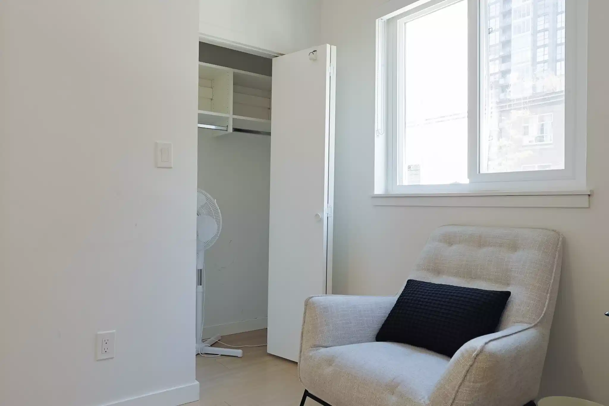 Amenities?w=400&h=260&fit=crop&q=40&auto=format&trim=auto