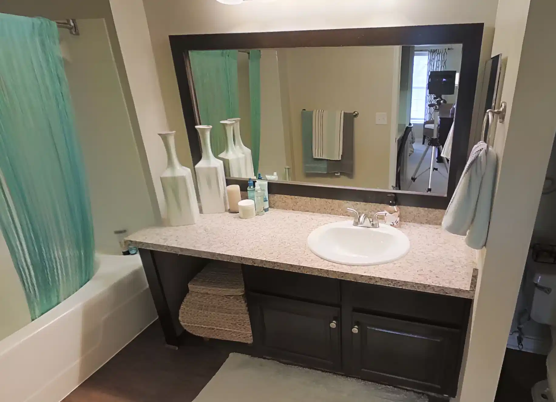 Bedroom?w=400&h=260&fit=crop&q=40&auto=format&trim=auto