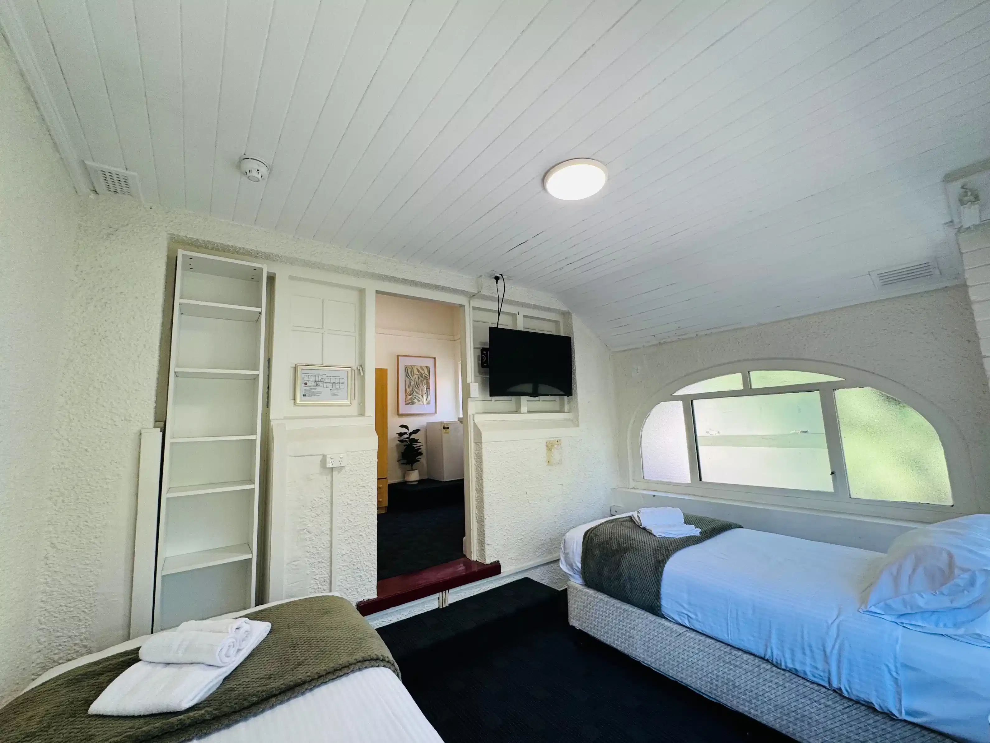 Exterior?w=400&h=260&fit=crop&q=40&auto=format&trim=auto