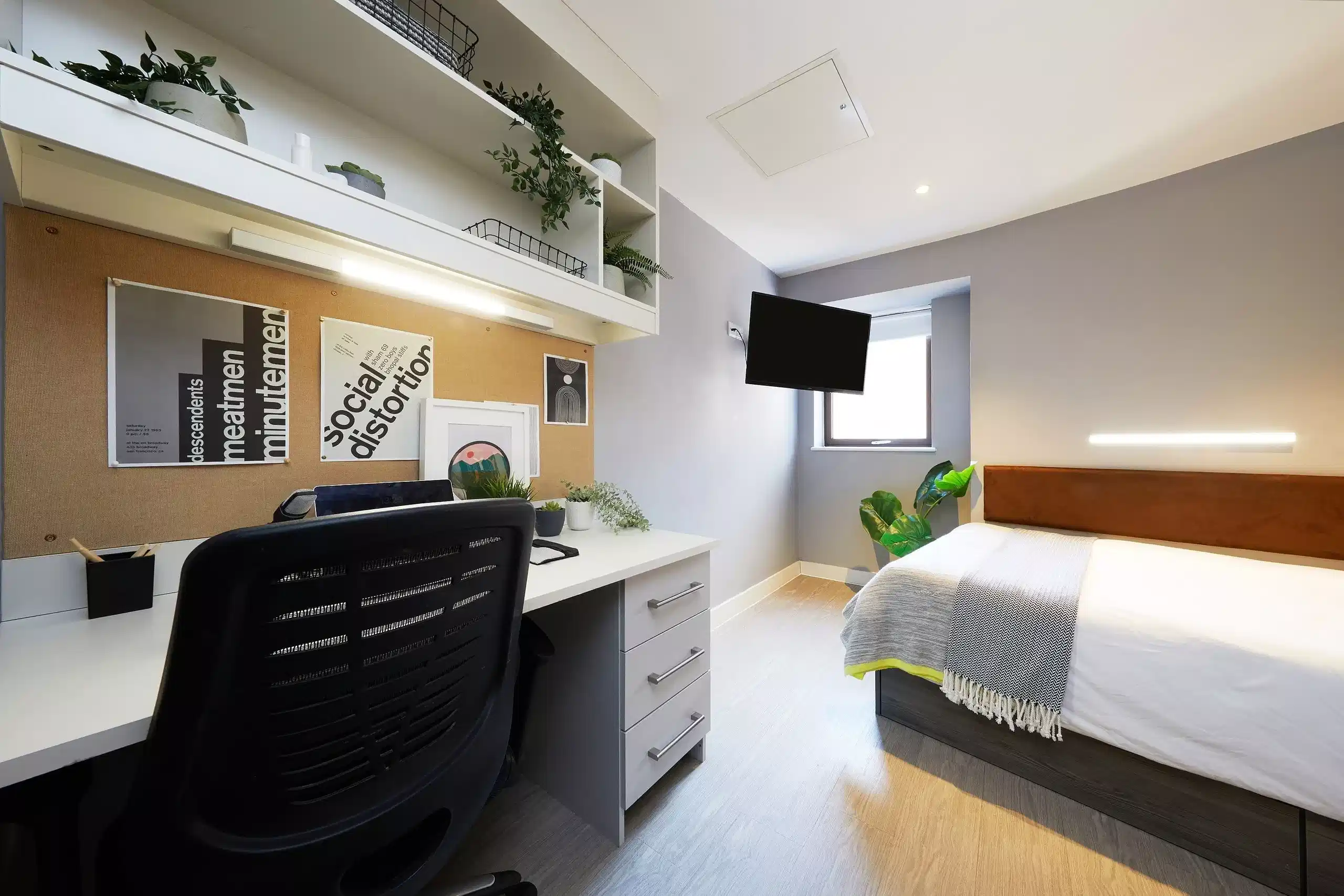 Exterior?w=400&h=260&fit=crop&q=40&auto=format&trim=auto