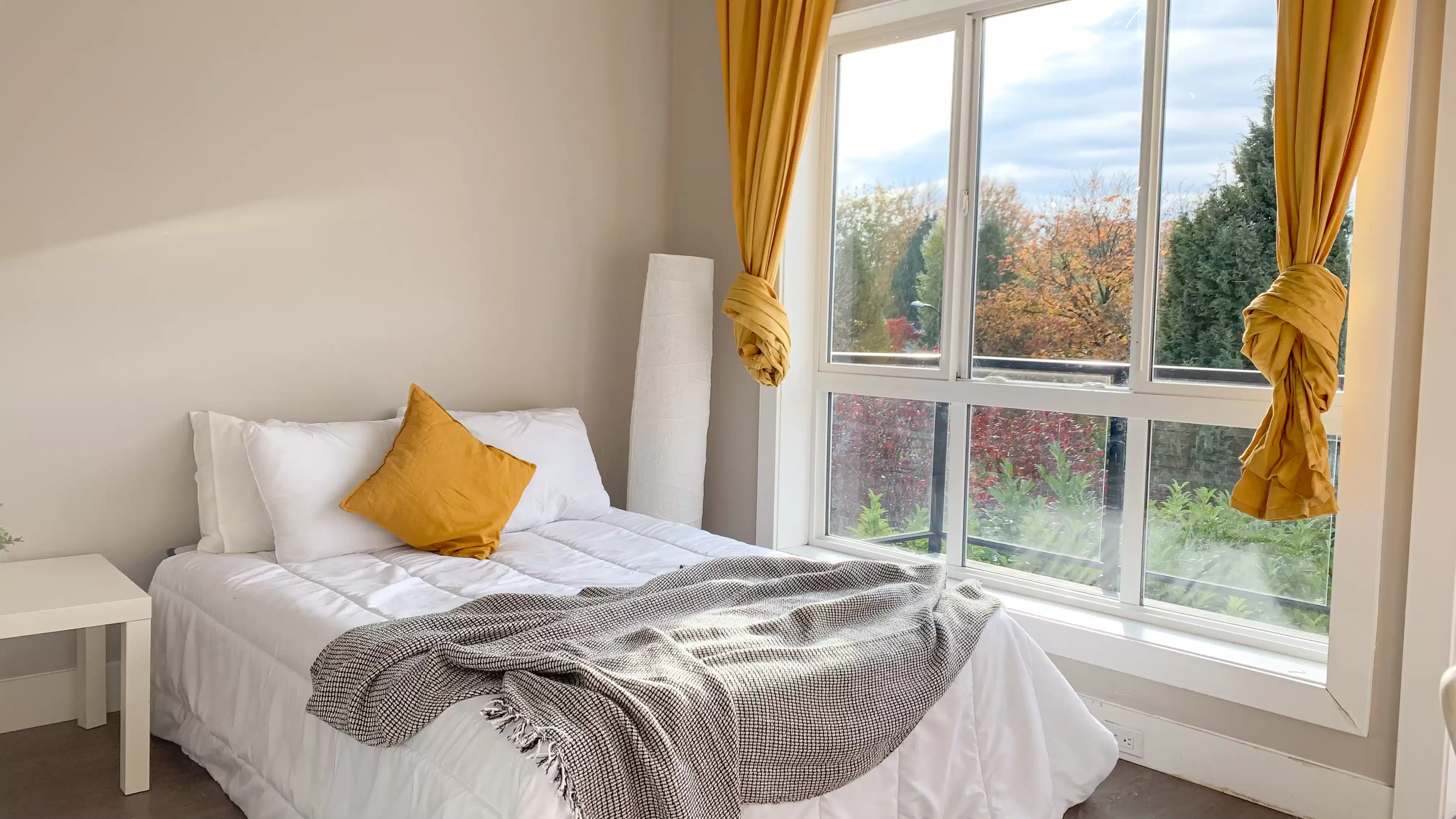 Exterior?w=400&h=260&fit=crop&q=40&auto=format&trim=auto