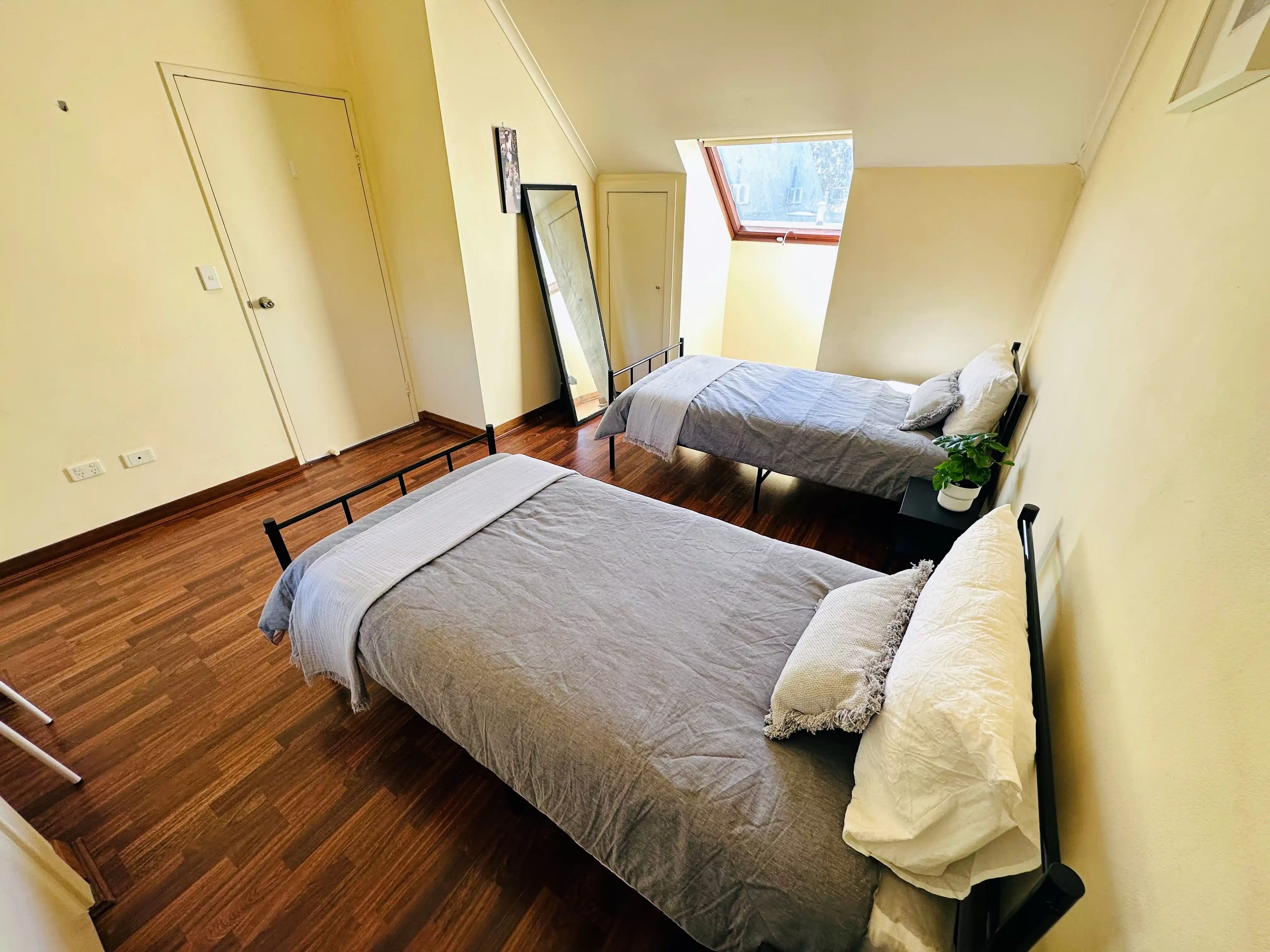 Kitchen?w=400&h=260&fit=crop&q=40&auto=format&trim=auto