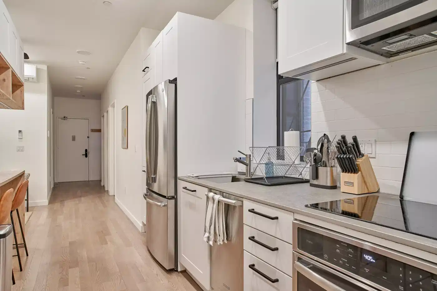 Exterior?w=400&h=260&fit=crop&q=40&auto=format&trim=auto