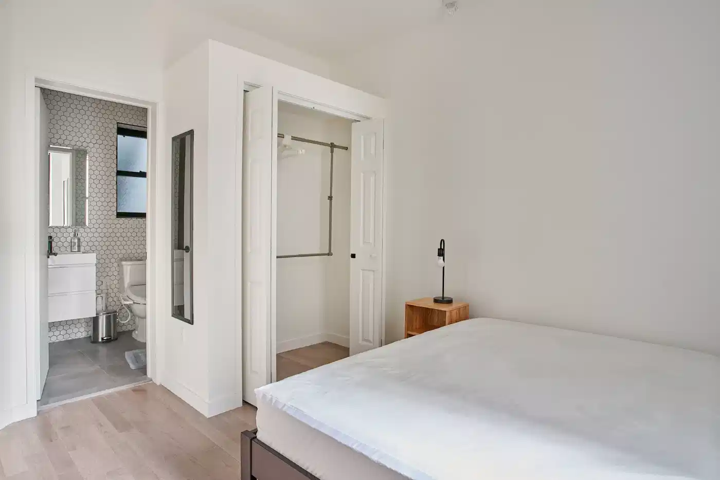 Exterior?w=400&h=260&fit=crop&q=40&auto=format&trim=auto