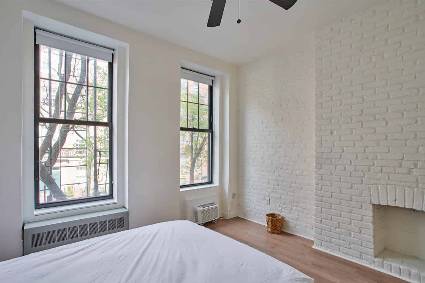 Exterior?w=400&h=260&fit=crop&q=40&auto=format&trim=auto