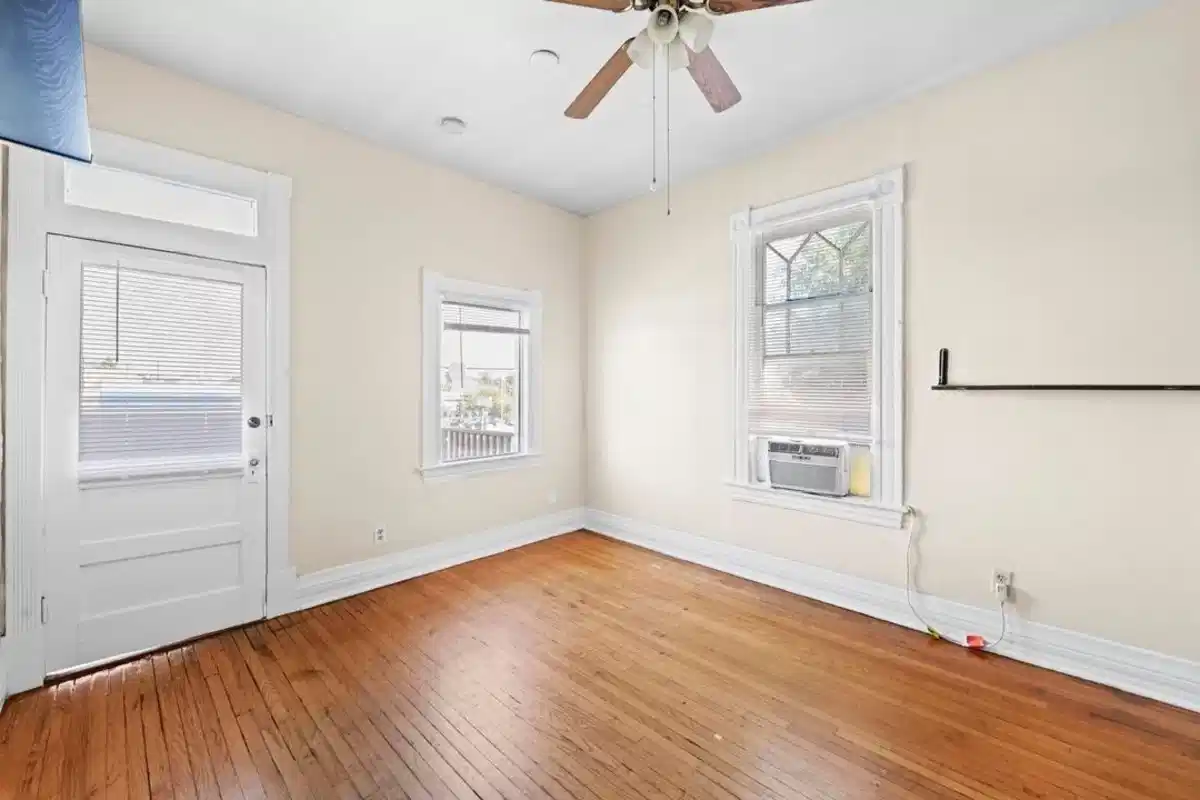 Common Area?w=400&h=260&fit=crop&q=40&auto=format&trim=auto