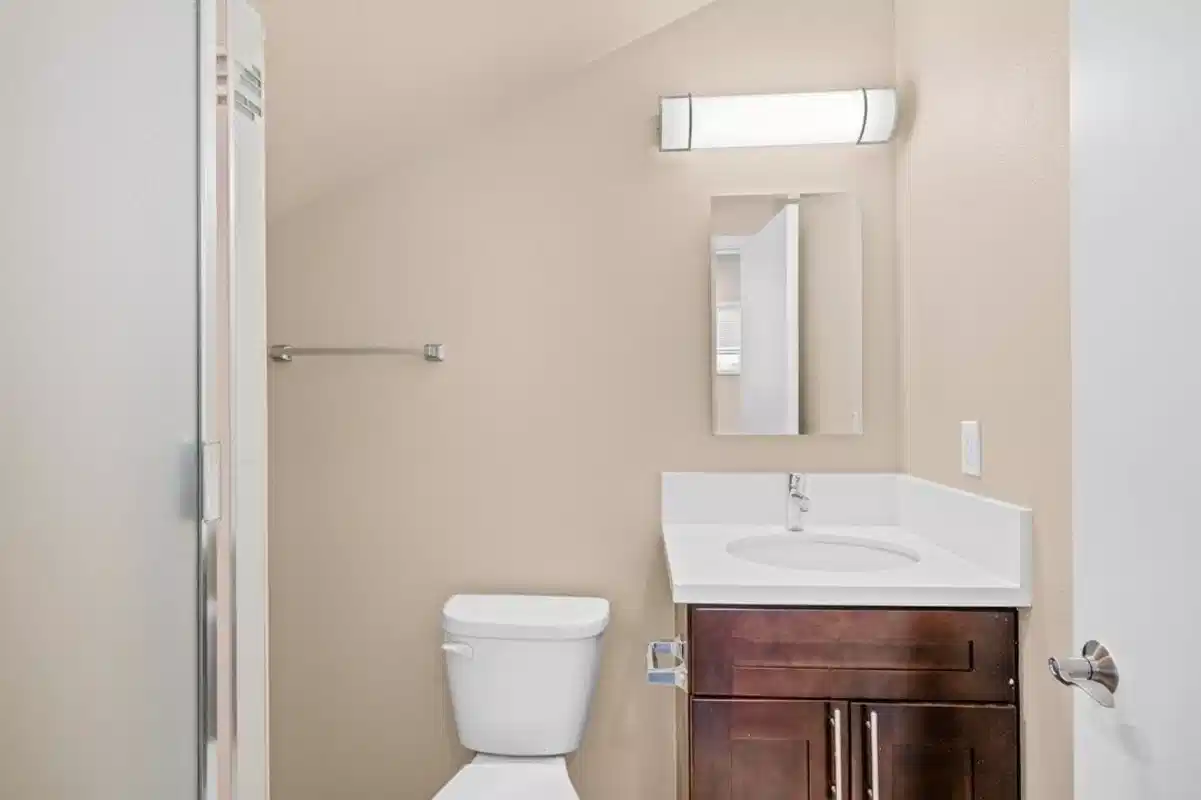 Bedroom?w=400&h=260&fit=crop&q=40&auto=format&trim=auto