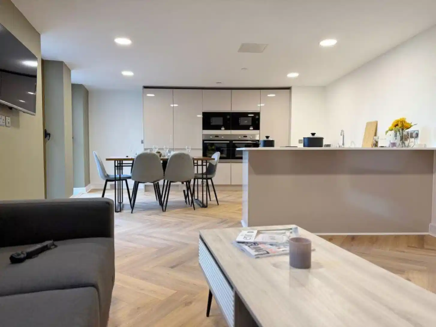 Amenities?w=400&h=260&fit=crop&q=40&auto=format&trim=auto