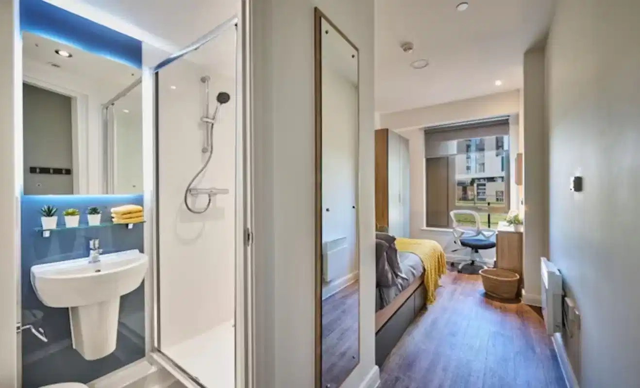 Exterior?w=400&h=260&fit=crop&q=40&auto=format&trim=auto