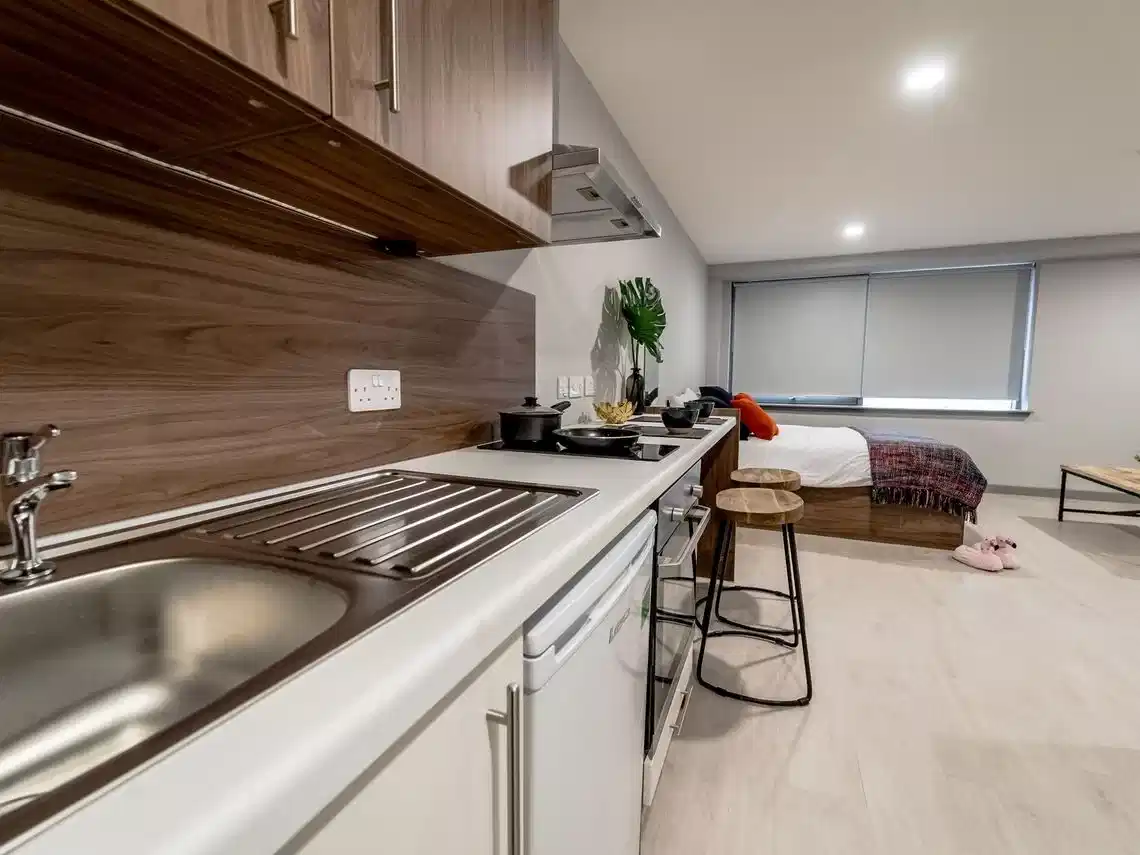 Exterior?w=400&h=260&fit=crop&q=40&auto=format&trim=auto