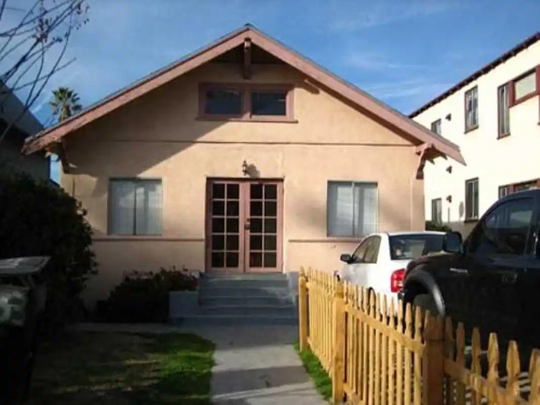 Exterior?w=400&h=260&fit=crop&q=40&auto=format&trim=auto