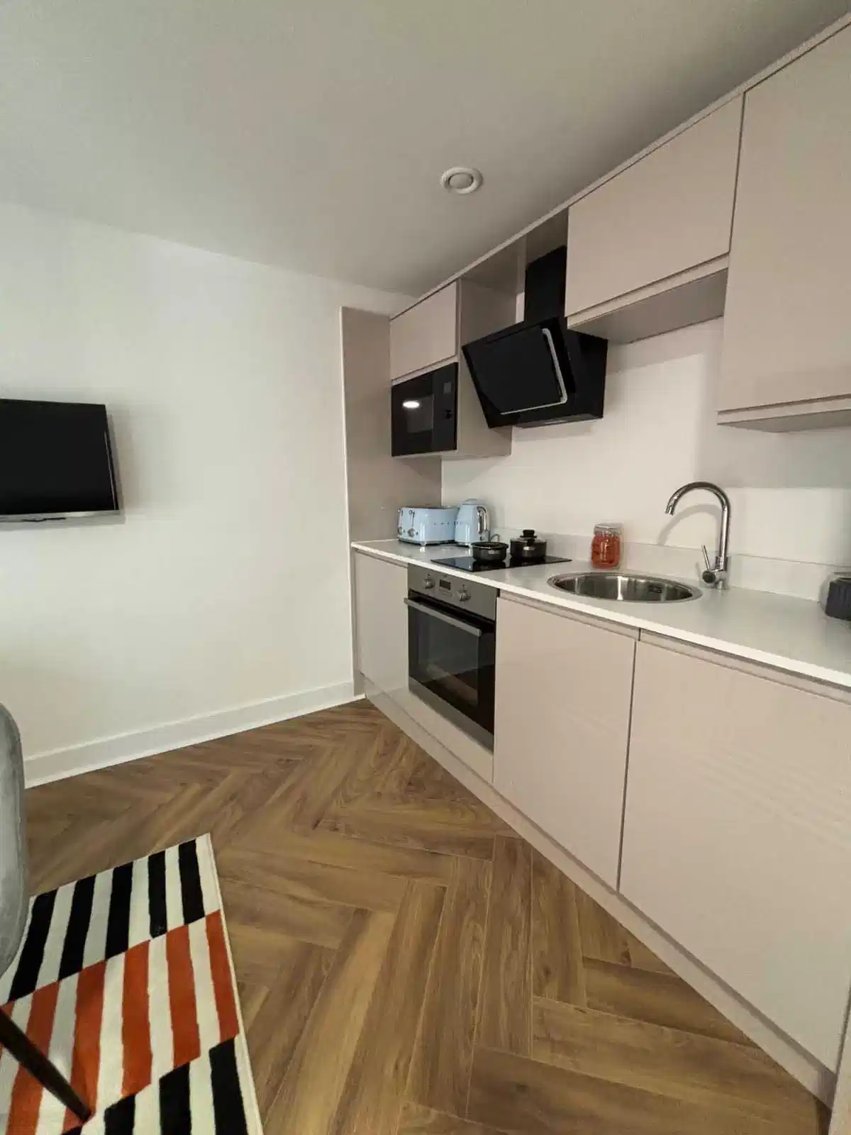 Bedroom?w=400&h=260&fit=crop&q=40&auto=format&trim=auto