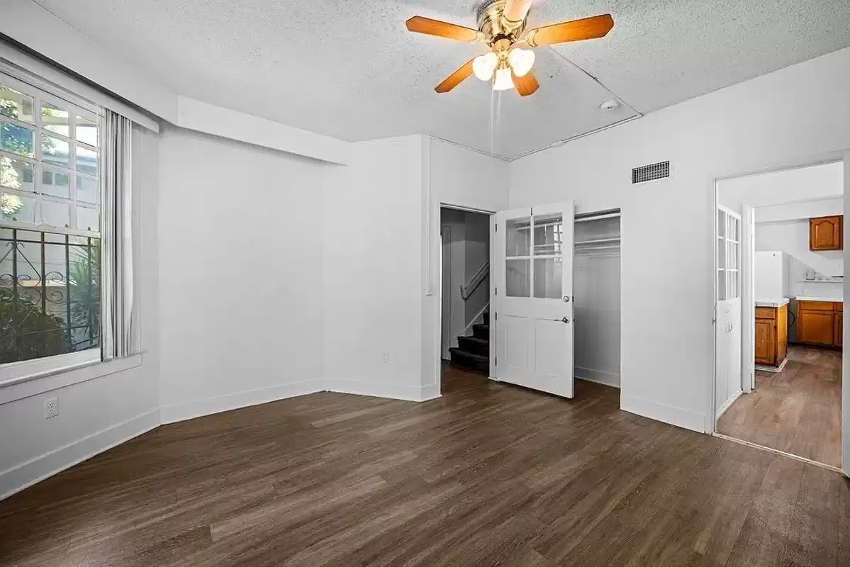 Common Area?w=400&h=260&fit=crop&q=40&auto=format&trim=auto