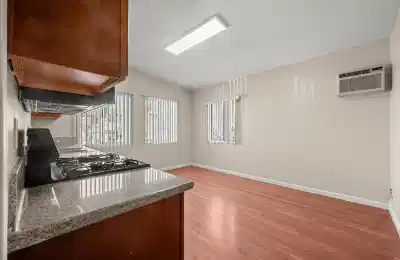 2356 Portland St, Los Angeles - Los Angeles, California, United States - Kitchen