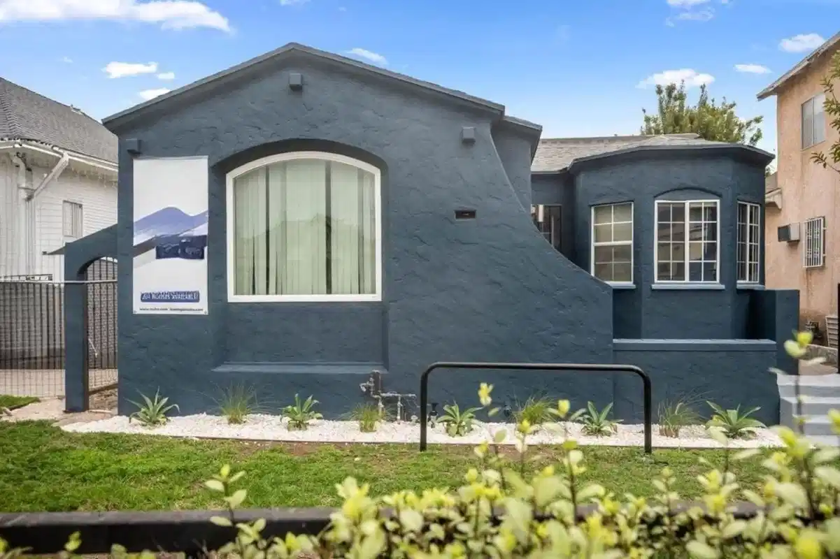 ?w=400&h=260&fit=crop&q=40&auto=format&trim=auto