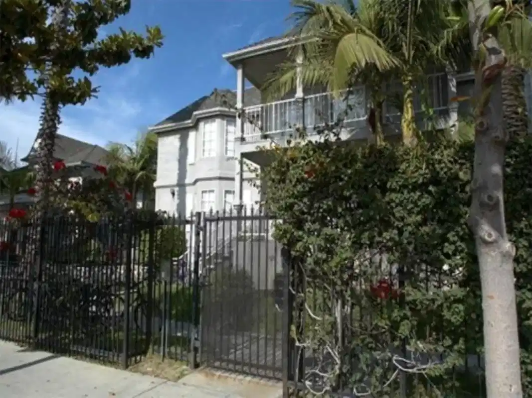 Kitchen?w=400&h=260&fit=crop&q=40&auto=format&trim=auto