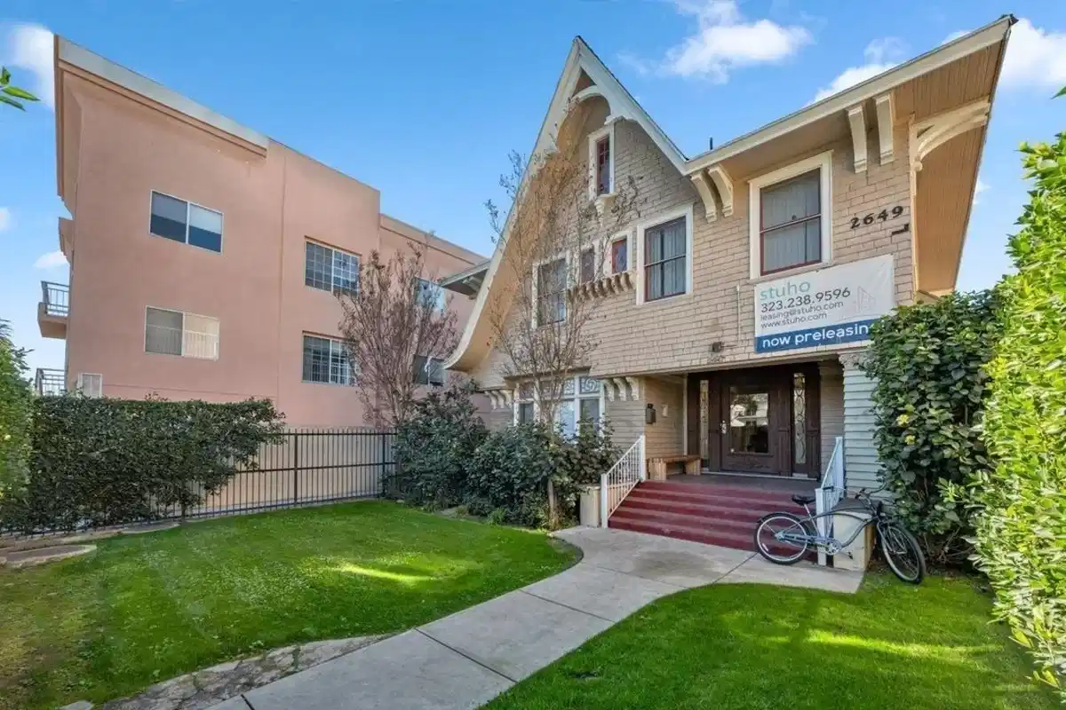 Bedroom?w=400&h=260&fit=crop&q=40&auto=format&trim=auto