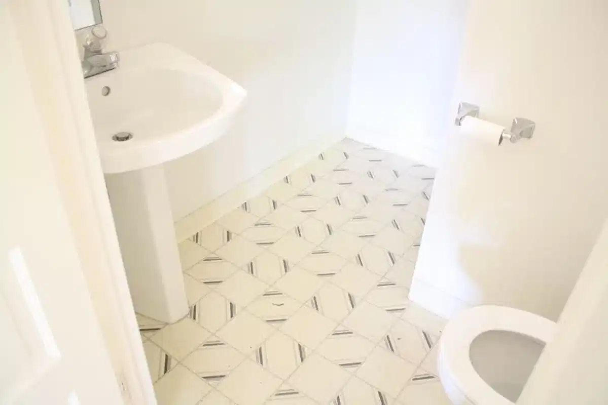 2640 Menlo Ave, Los Angeles - Los Angeles, California, United States - 9 Bed 7.5 Bath - Bathroom