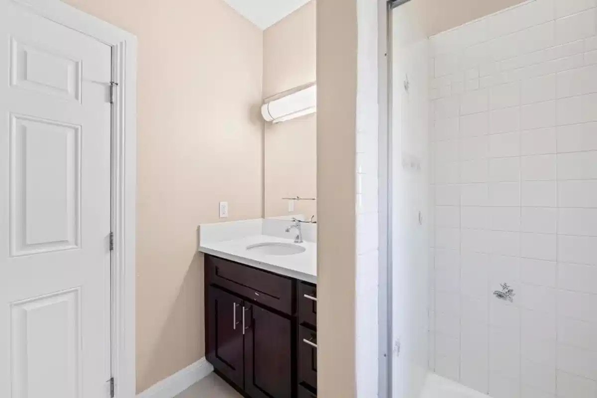 2660 Orchard Ave, Los Angeles - Los Angeles, California, United States - Bathroom