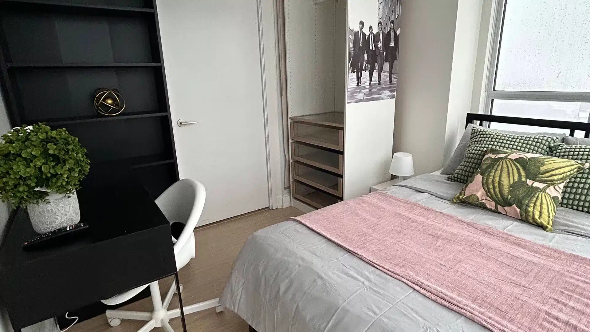 Common Area?w=400&h=260&fit=crop&q=40&auto=format&trim=auto