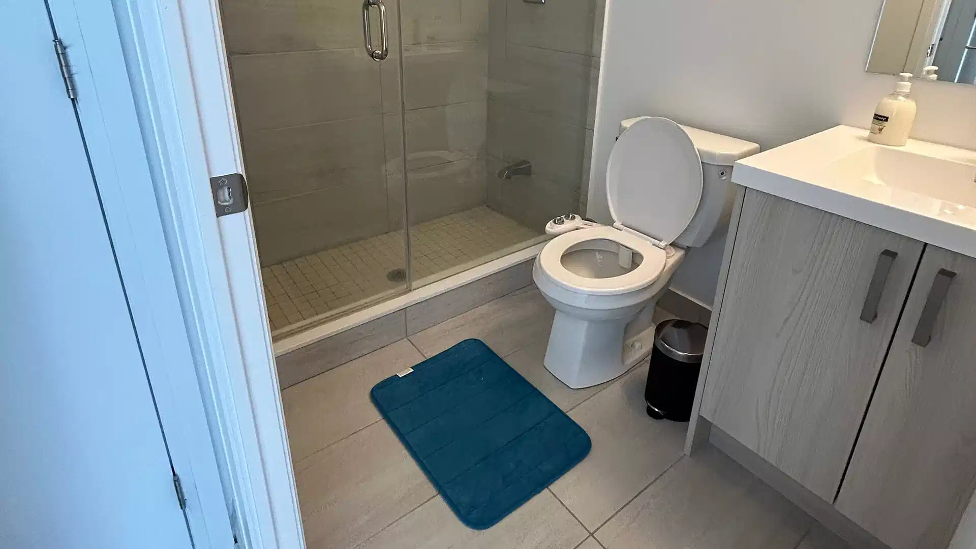 Common Area?w=400&h=260&fit=crop&q=40&auto=format&trim=auto