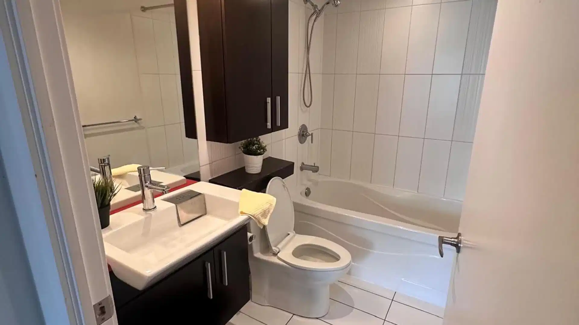 Common Area?w=400&h=260&fit=crop&q=40&auto=format&trim=auto