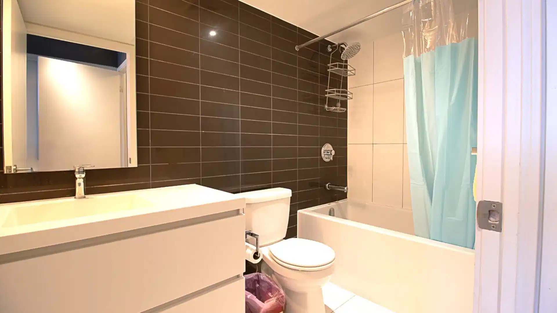 Common Area?w=400&h=260&fit=crop&q=40&auto=format&trim=auto