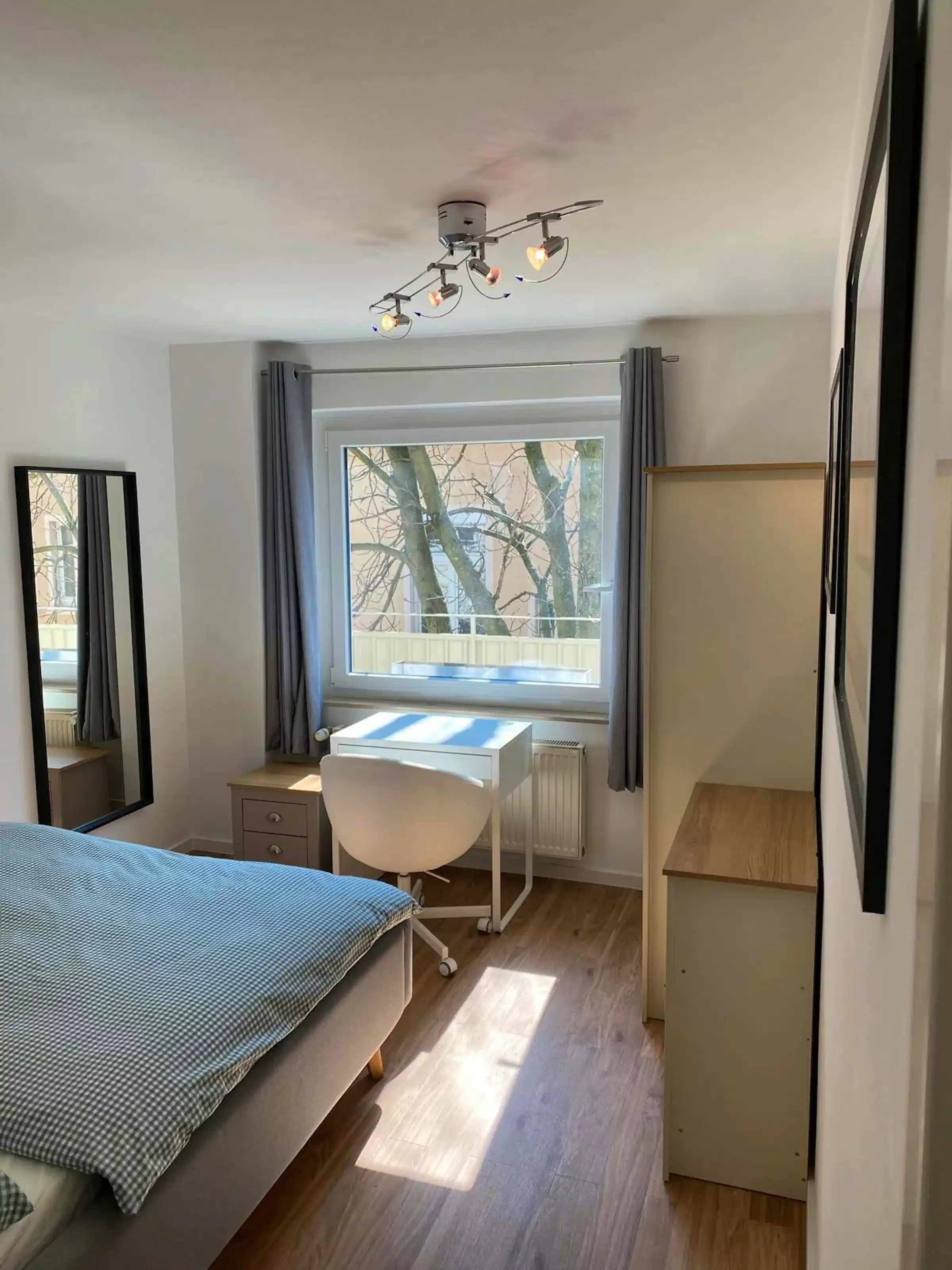 Exterior?w=400&h=260&fit=crop&q=40&auto=format&trim=auto