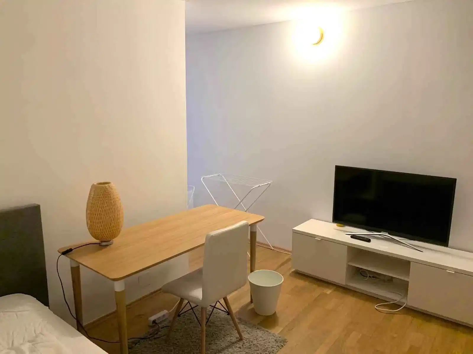 Room 1 - Bathroom?w=400&h=260&fit=crop&q=40&auto=format&trim=auto