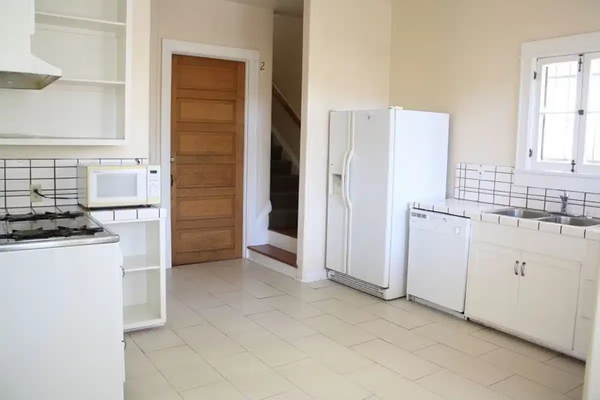 956 W 23rd St, Los Angeles - Los Angeles, California, United States - Kitchen