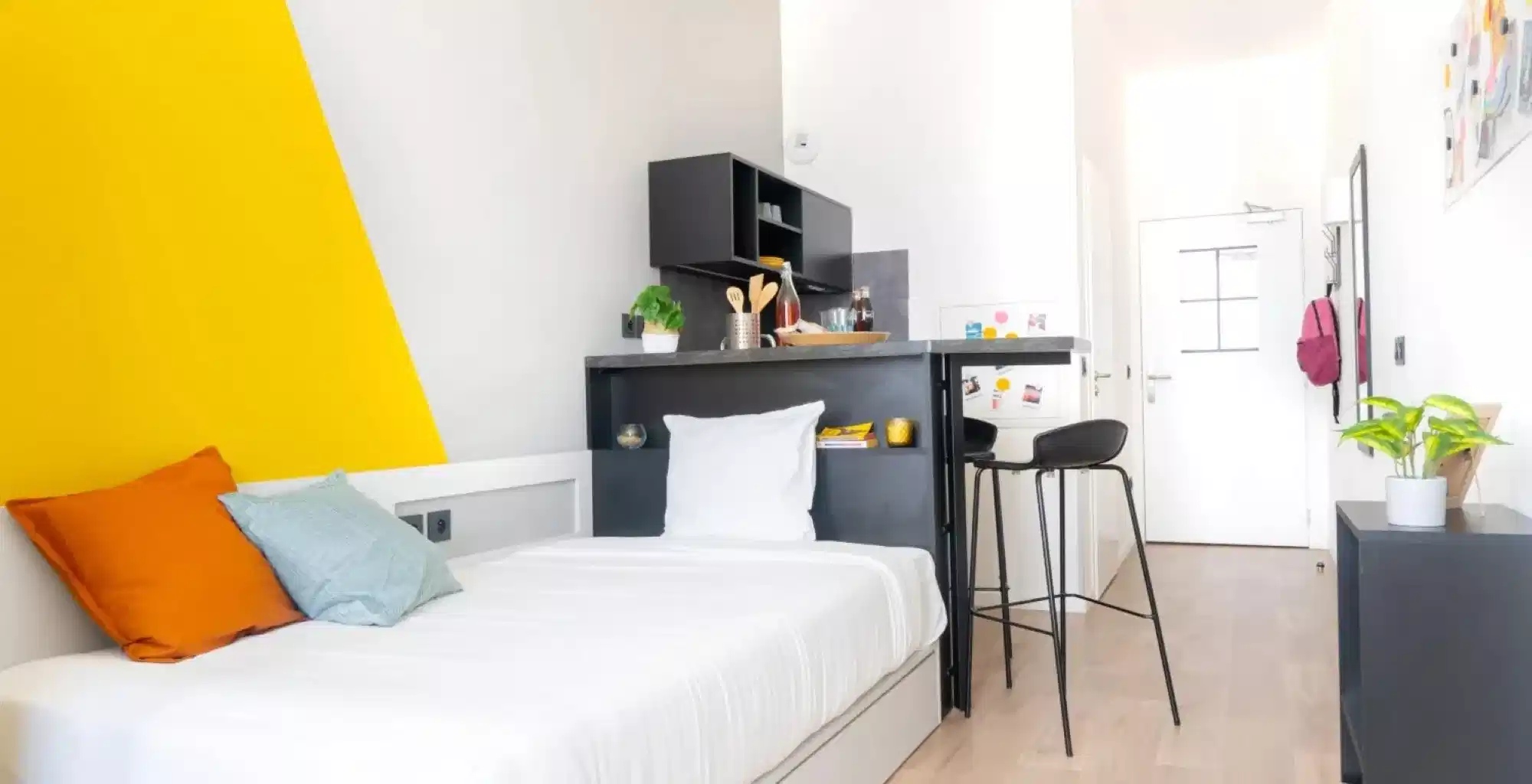 Exterior?w=400&h=260&fit=crop&q=40&auto=format&trim=auto