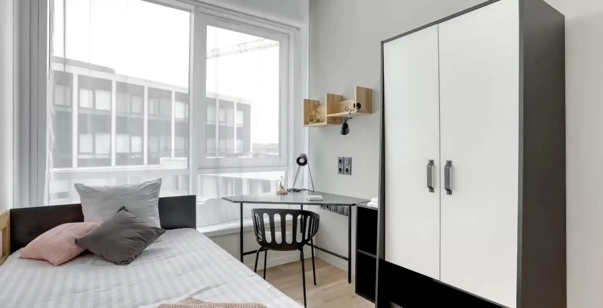 Exterior?w=400&h=260&fit=crop&q=40&auto=format&trim=auto