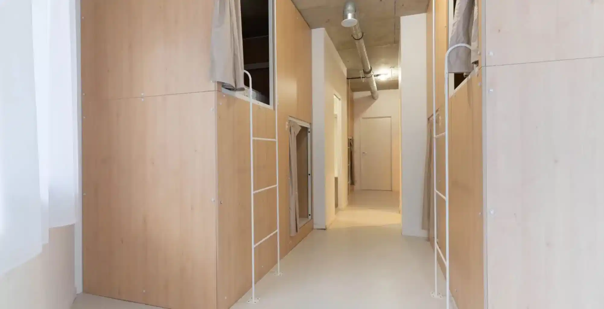 Common Area?w=400&h=260&fit=crop&q=40&auto=format&trim=auto