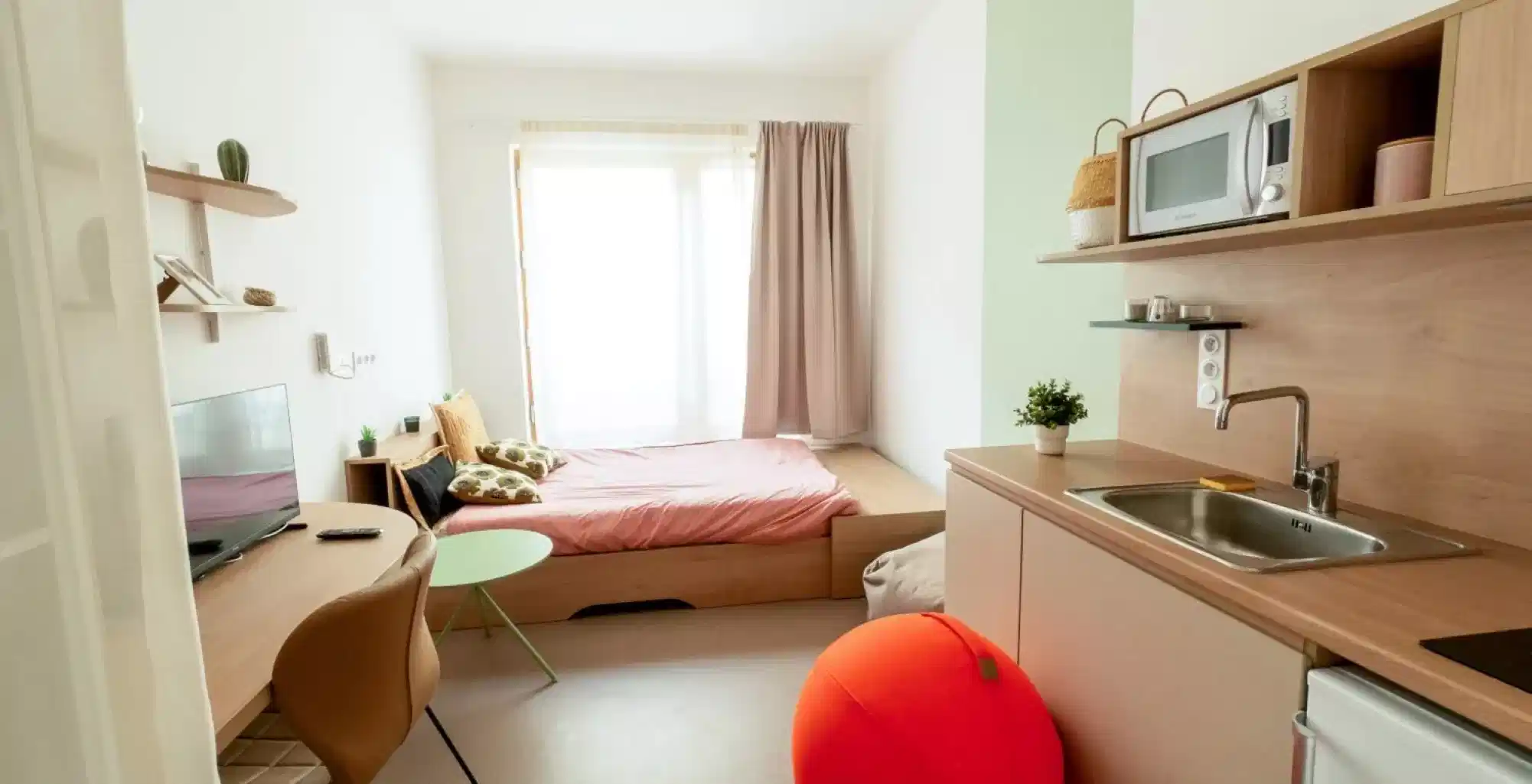 Common Area?w=400&h=260&fit=crop&q=40&auto=format&trim=auto