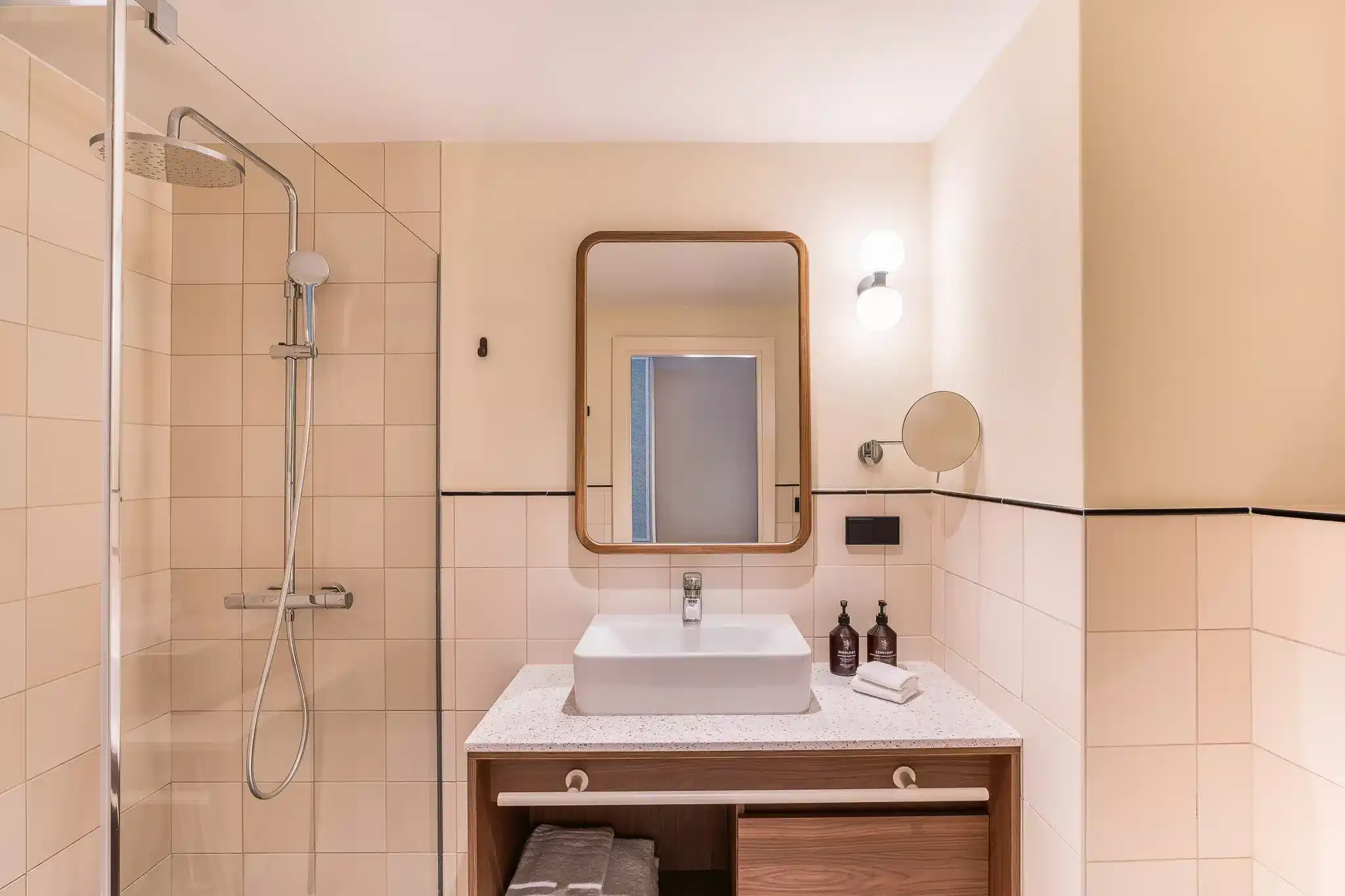 Amenities?w=400&h=260&fit=crop&q=40&auto=format&trim=auto