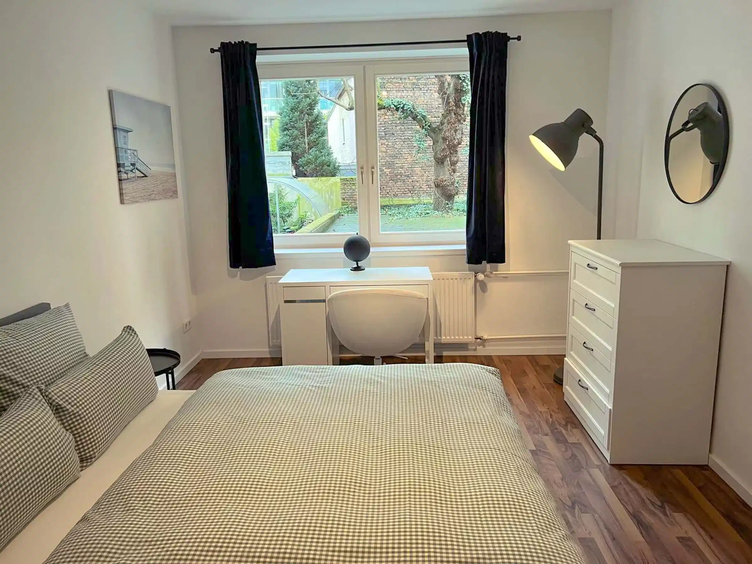 Room 4 - Bathroom?w=400&h=260&fit=crop&q=40&auto=format&trim=auto