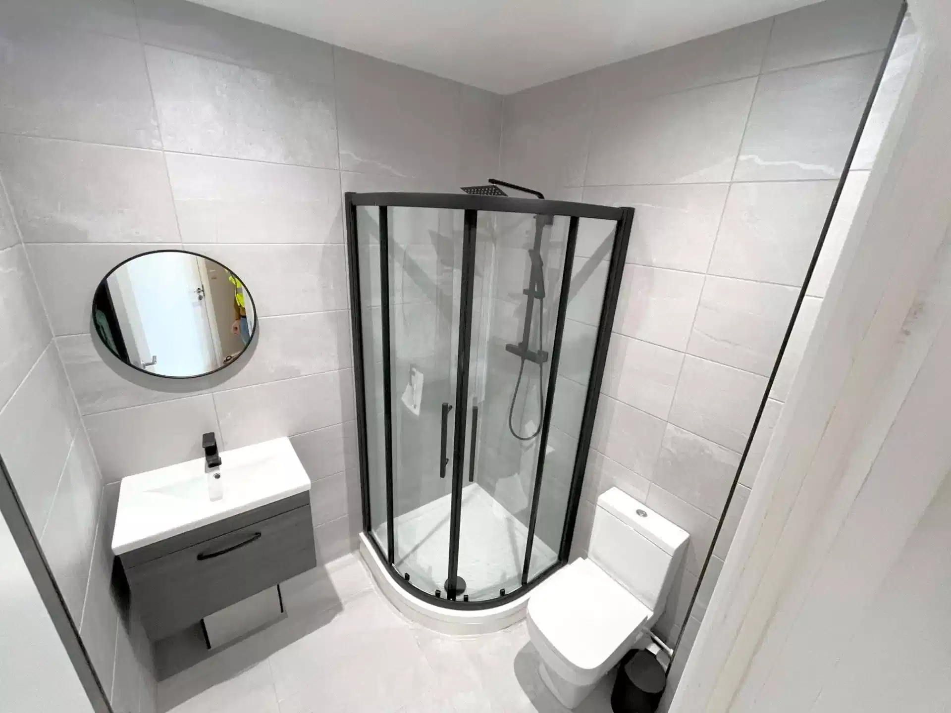 Deluxe Studio - Bedroom?w=400&h=260&fit=crop&q=40&auto=format&trim=auto