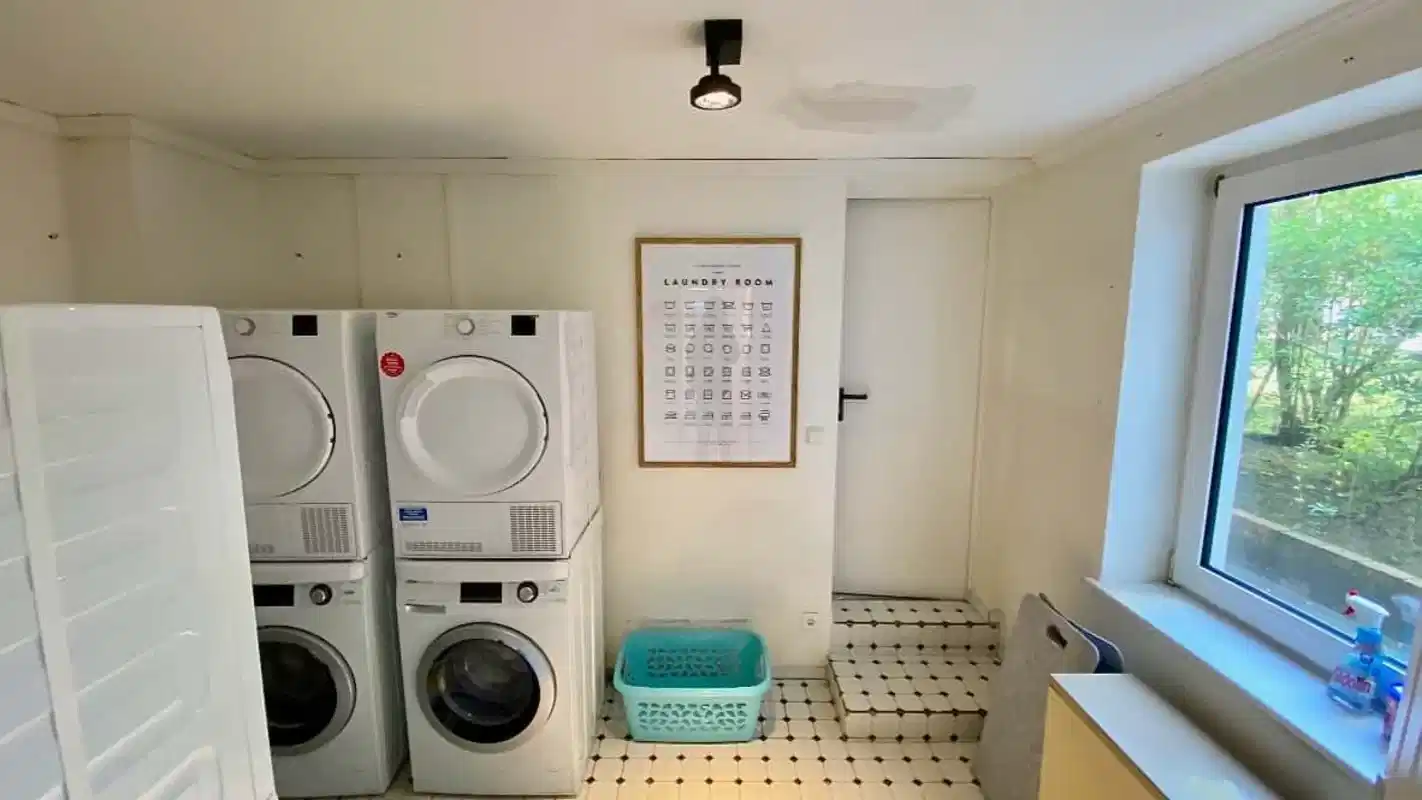 Common Area?w=400&h=260&fit=crop&q=40&auto=format&trim=auto