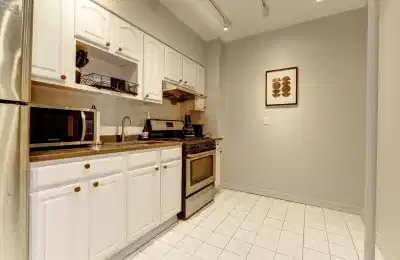 Common Area?w=400&h=260&fit=crop&q=40&auto=format&trim=auto
