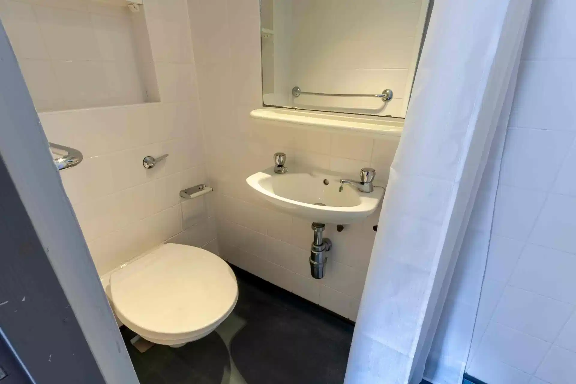 Old Fire Station, Aberdeen - Aberdeen, Scotland, United Kingdom - Studio – Silver - Bathroom