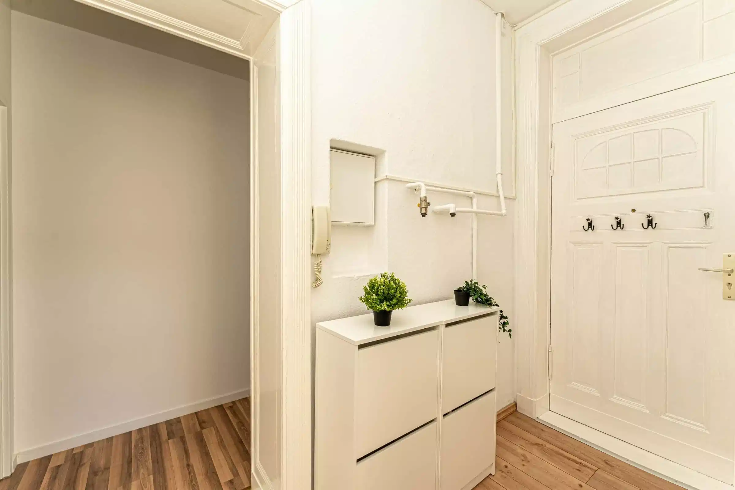 Room 1 - Bedroom?w=400&h=260&fit=crop&q=40&auto=format&trim=auto