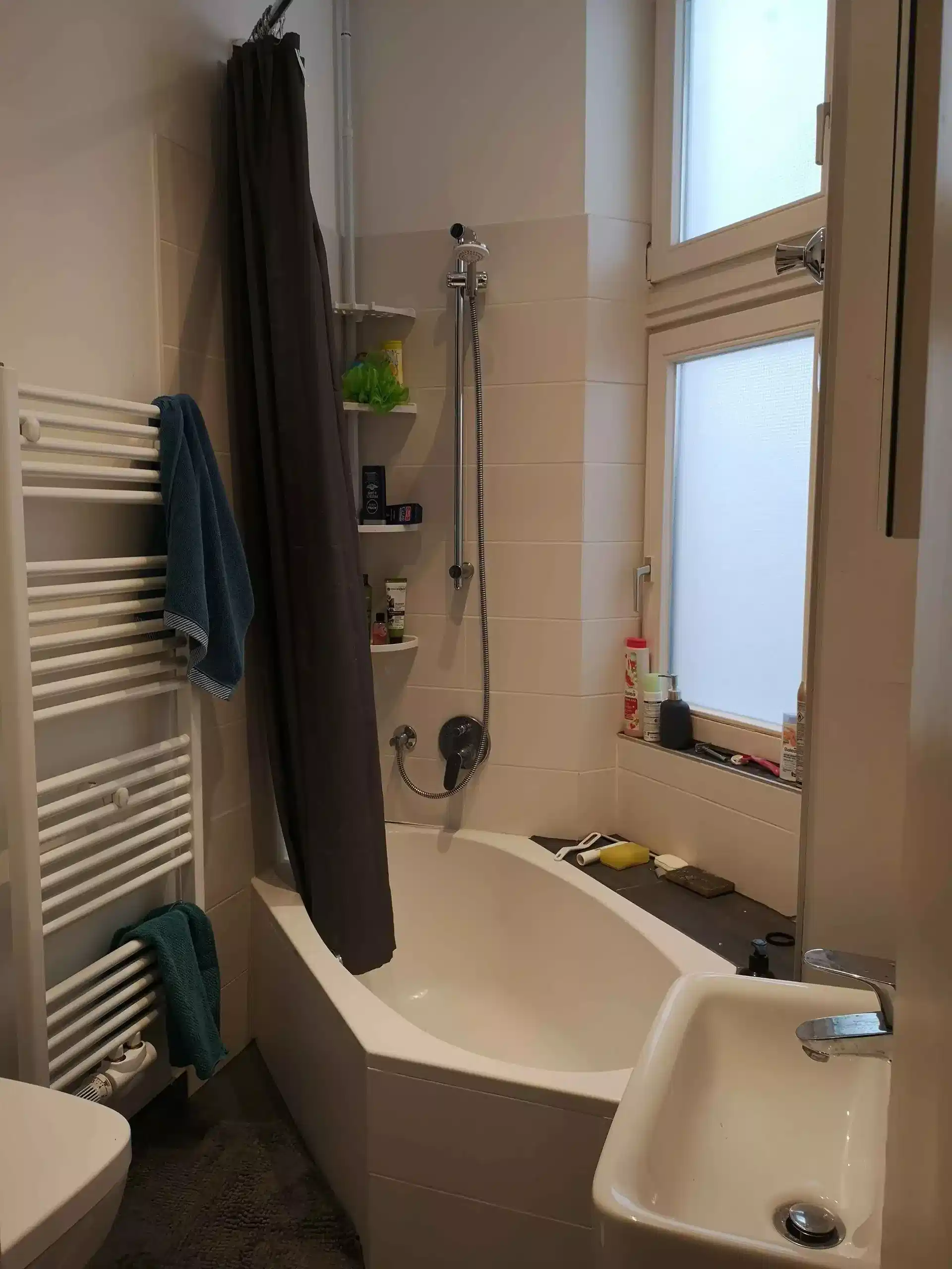 Exterior?w=400&h=260&fit=crop&q=40&auto=format&trim=auto