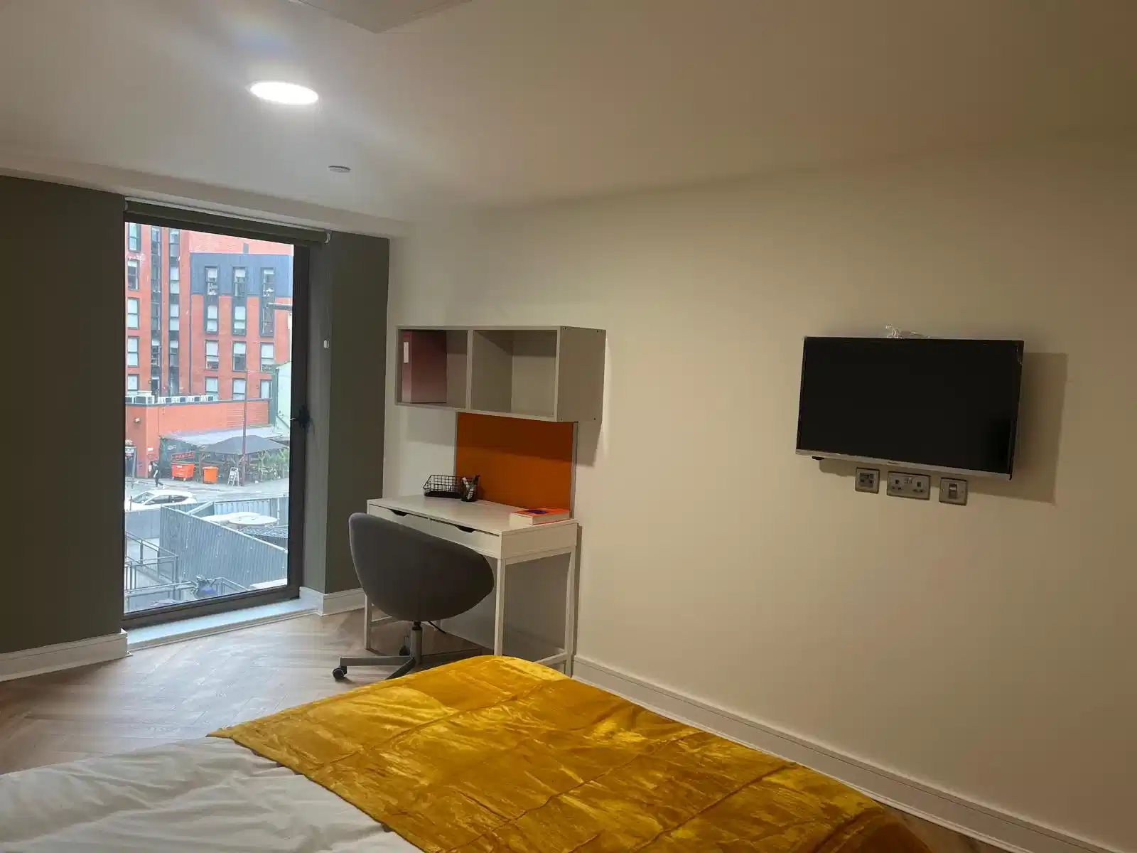 Common Area?w=400&h=260&fit=crop&q=40&auto=format&trim=auto