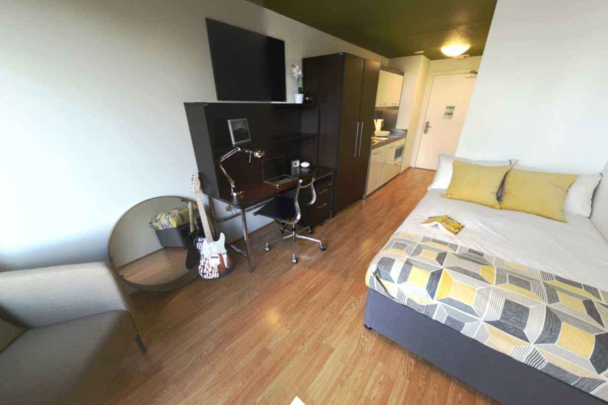 Common Area?w=400&h=260&fit=crop&q=40&auto=format&trim=auto