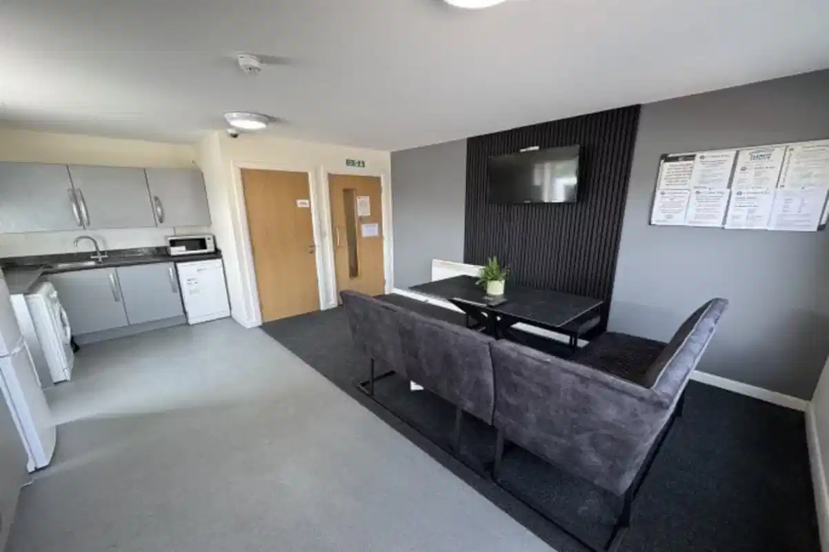 Exterior?w=400&h=260&fit=crop&q=40&auto=format&trim=auto